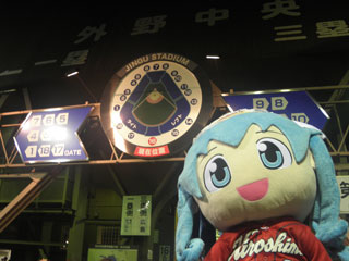 神宮球場外野入り口