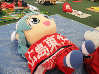 西武ドームで寝転ぶイカちゃん
